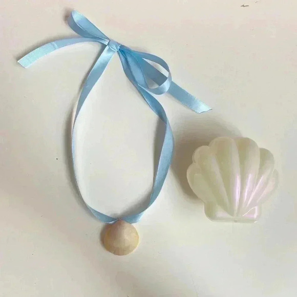 Tan & blue ribbon shell choker necklace. - Picture 1 of 1